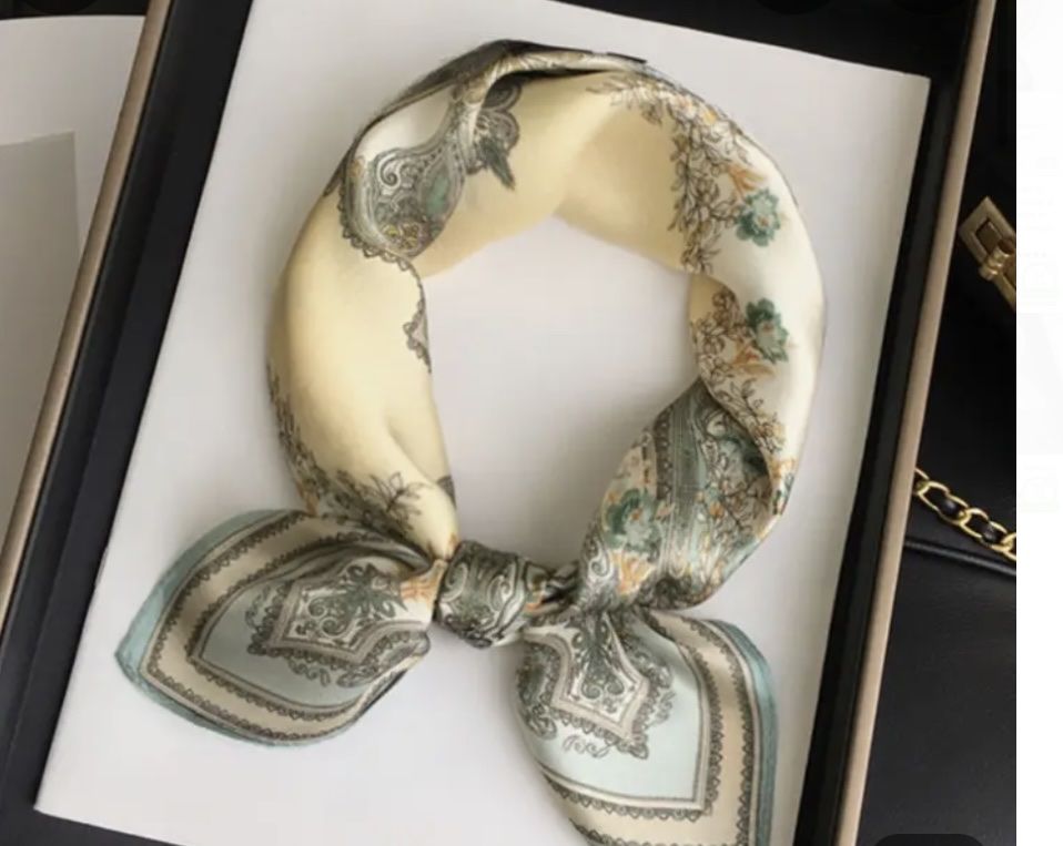 Foulards & écharpes: Silk Square Scarf – Neuf avec emballage d'origine à Rapperswil SG par Gemstonebyyo 1
