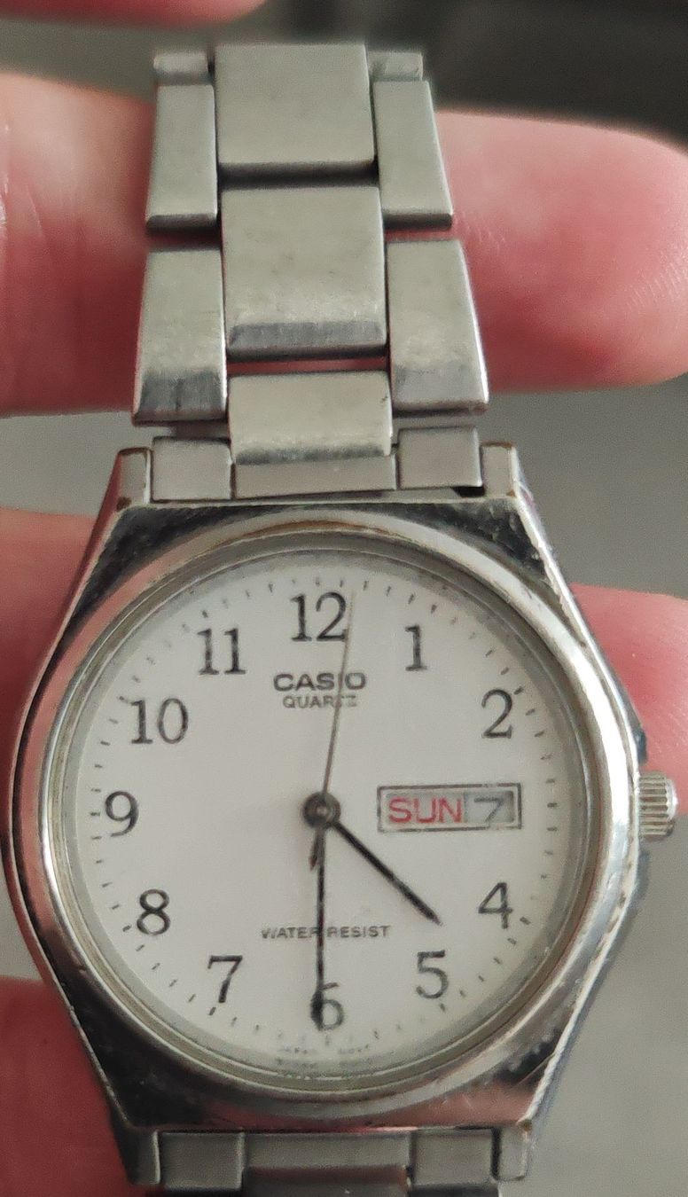 Casio Montres: Casio Quarzuhr mit Datum  – Défectueux à Horgen par GranitM