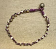 Armband mit Wuerfel Beads und Glocke neu