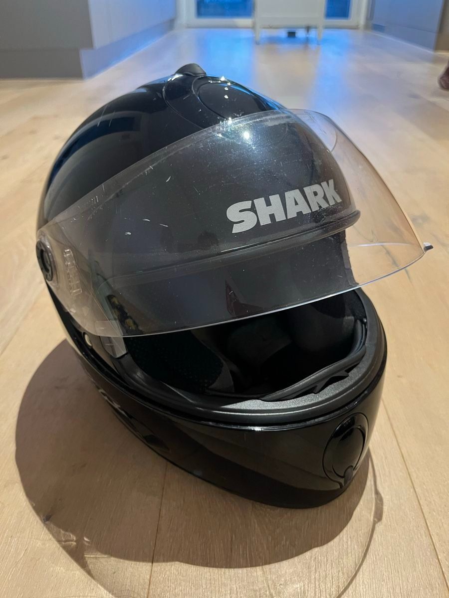 Casques & visières: SHARK Full-Face Motorcycle Helmet - Size Medium - Black – D'occasion à Cham par Ignifer 1