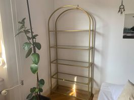 Goldenes Regal mit Glasablagen