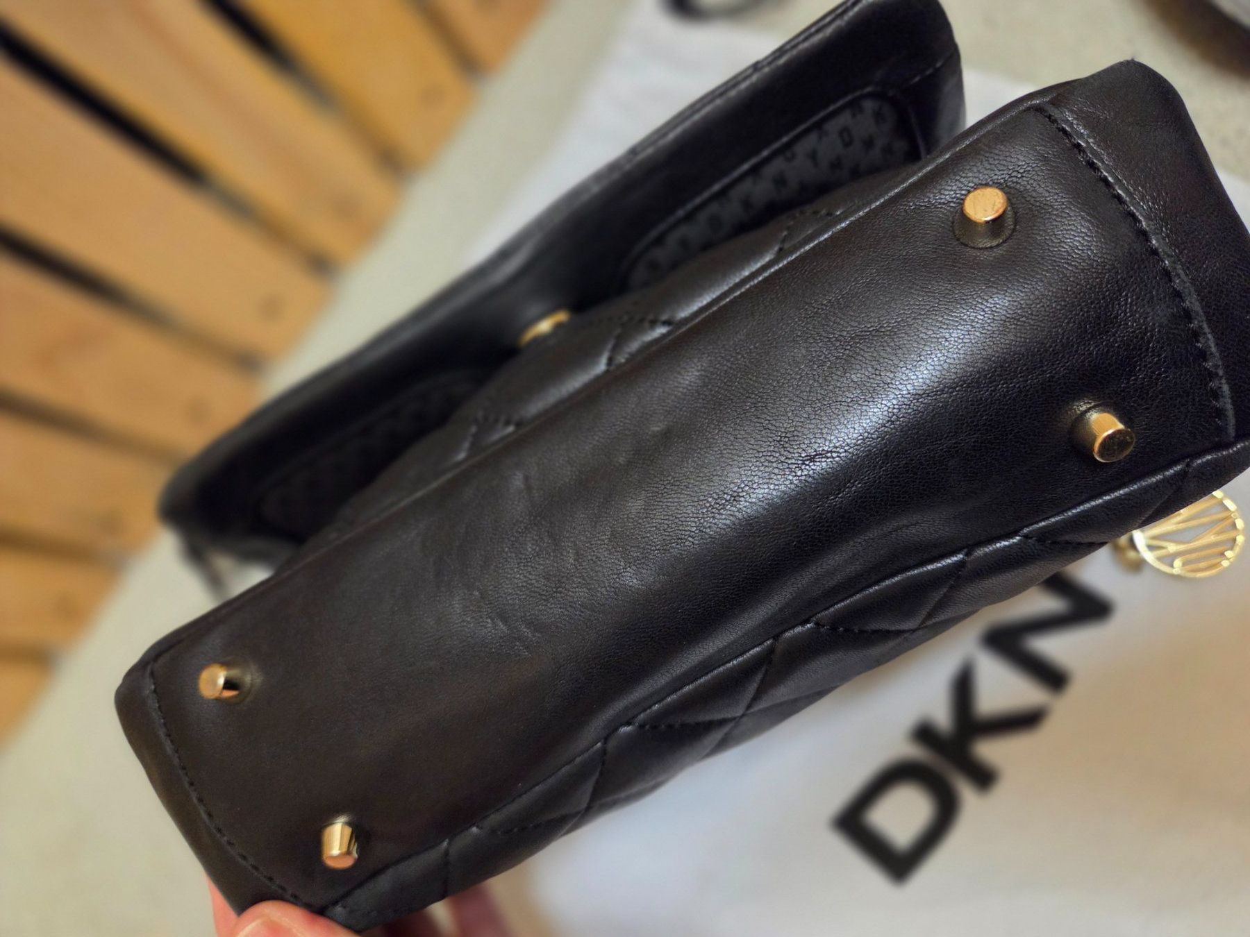 DKNY Taschen für Damen: DKNY Lederhandtasche mit Portemonnaie – Gebraucht aus Emmen von GrabandGo 9