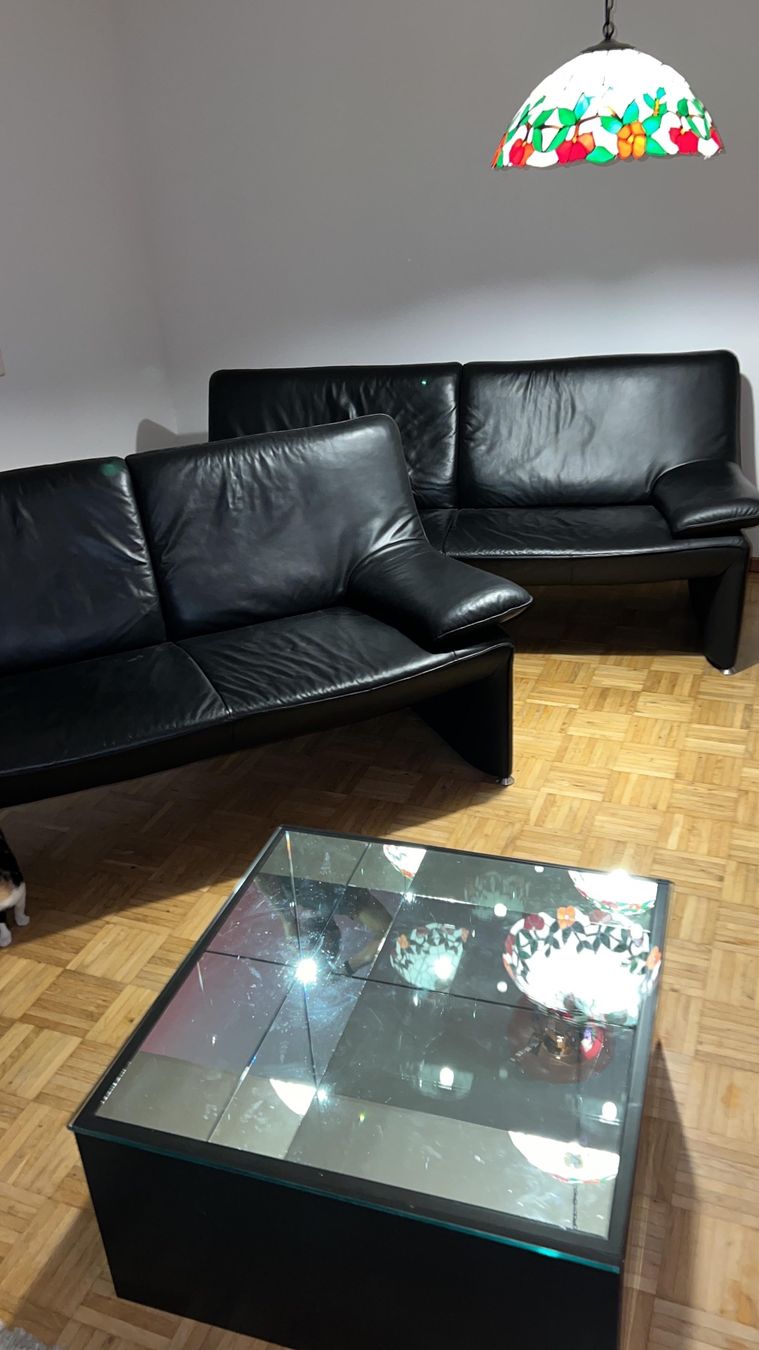 Divani: Leder-Sitzgruppe schwarz – 2 Sofas + Sessel/Hocker – Usato da Gossau SG venduto da Lizenzmarkt 2