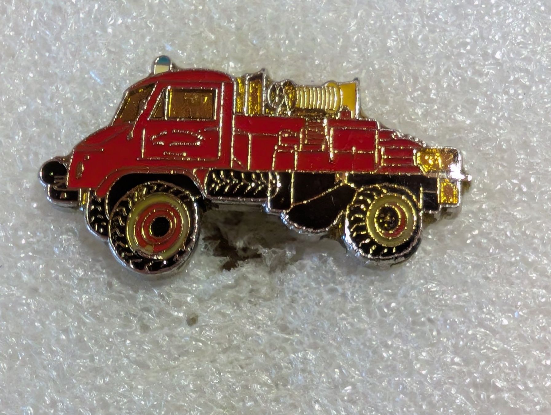 Plaketten & Abzeichen: Ansteckpin 126: Feuerwehr Unimog – Gebraucht aus Oppligen von Pin-Fall-Shop