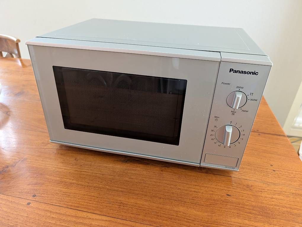 Elettrodomestici da cucina: Panasonic Mikrowelle NN-E221MM  silber, 20 l – Usato da Zürich venduto da McFlurry49
