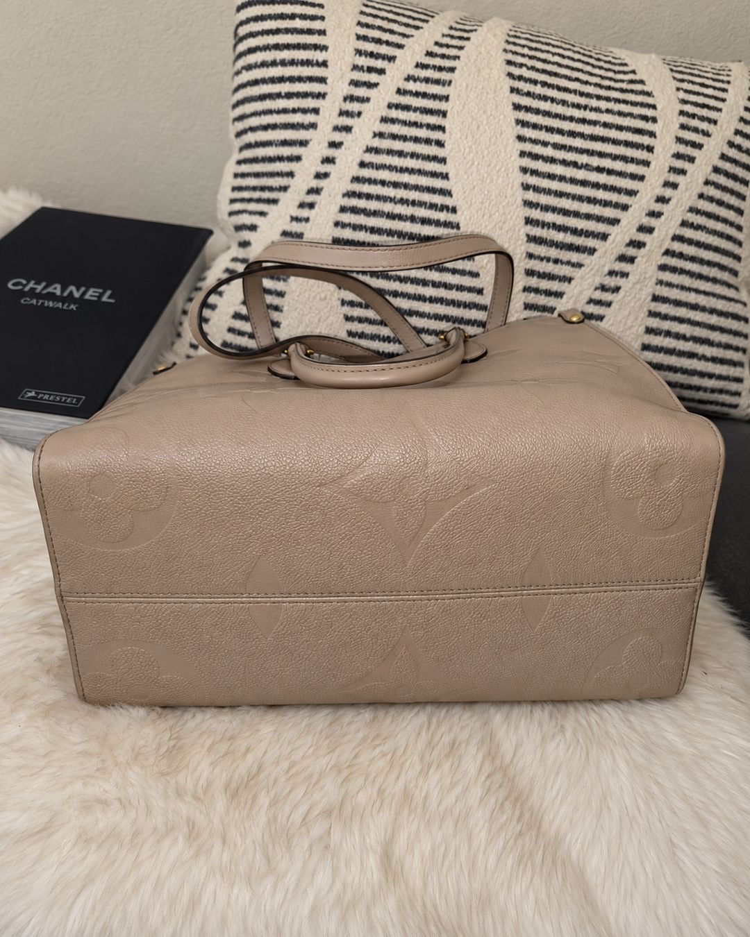 Louis Vuitton Borse da donna: OnTheGo LV beige. topZustand – Usato da Wohlen AG venduto da Aalexan 1