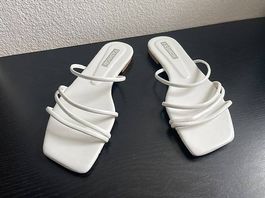 Minimalistische Riemchen Pantoletten Weiss