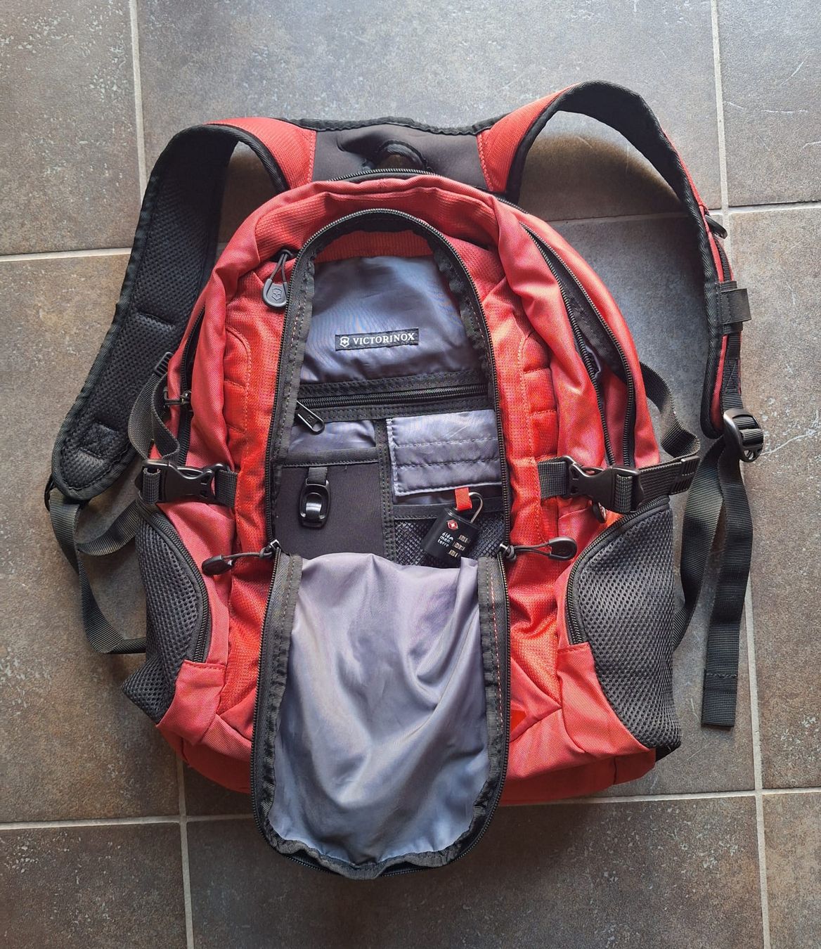 Victorinox Rucksäcke: Rucksack Victorinox rot – Neu (gemäss Beschreibung) aus Wangen ZH von MarianneMunz 1