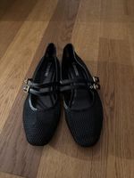 Women design shoes 