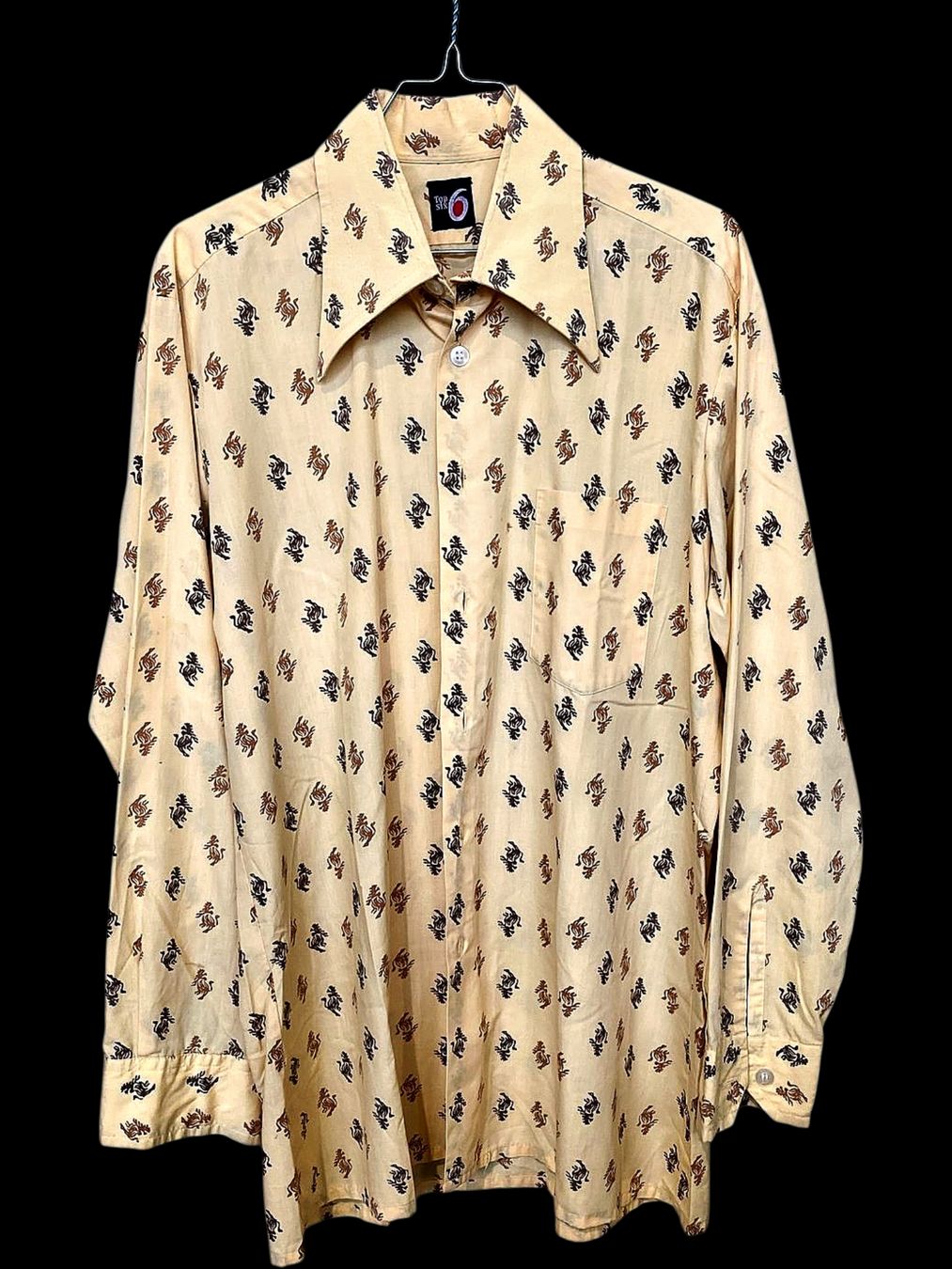 Hemden: Top Six Beiges gemustertes Button-Down-Hemd – Vintage-Stil – Gebraucht aus Zug von vinokilo 1