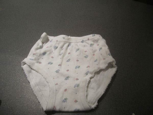 Sous-vêtements: Unterhose Grösse 92, weiss/Blümchen – D'occasion à Zürich par Motzkuh