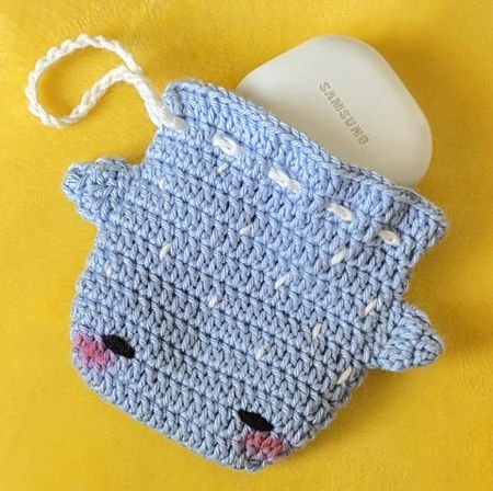 Pochette étui requin bleu crochetée à la main