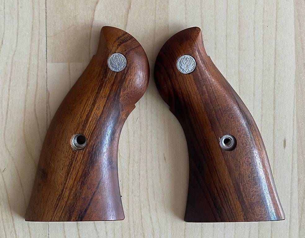 Articoli in legno: Ruger Redhawk Nussbaum Holz Griff – Usato da Seuzach venduto da Ceres45