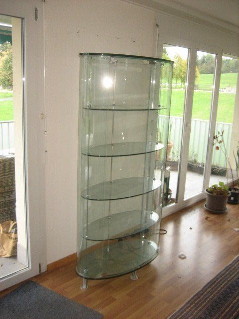 Vitrinen: Glasvitrine oval mit Ablagen – Gebraucht aus Winterthur von pf02 1