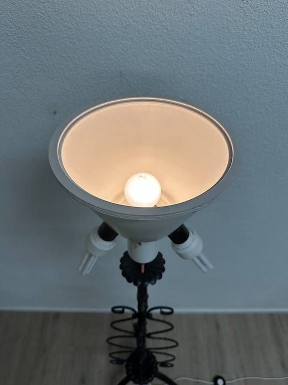 Lampade: Grosse Vintage Stehlampe mit Stoffschirm und Eisenfuss – Usato da Obernau venduto da Arche_Noah_Brocki 5
