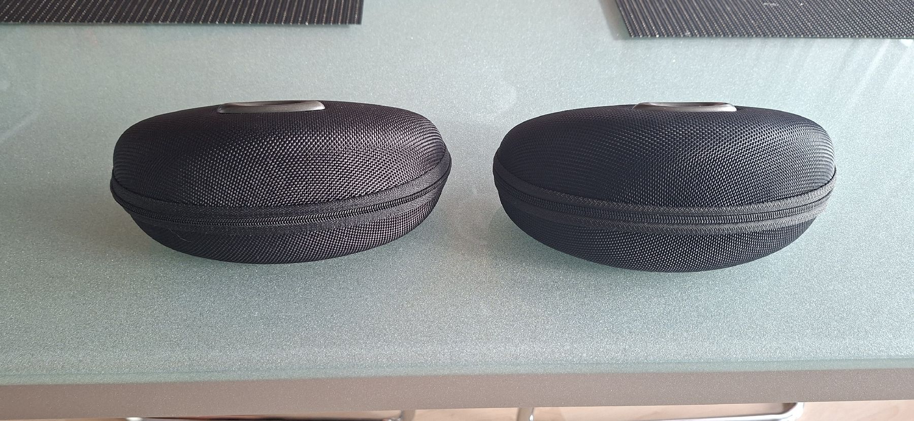 Oakley Altro in  Abbigliamento & Accessori: 2 Stk. Sonnenbrillen Etuis Okley – Nuovo (secondo la descrizione) da Bern venduto da Stalino