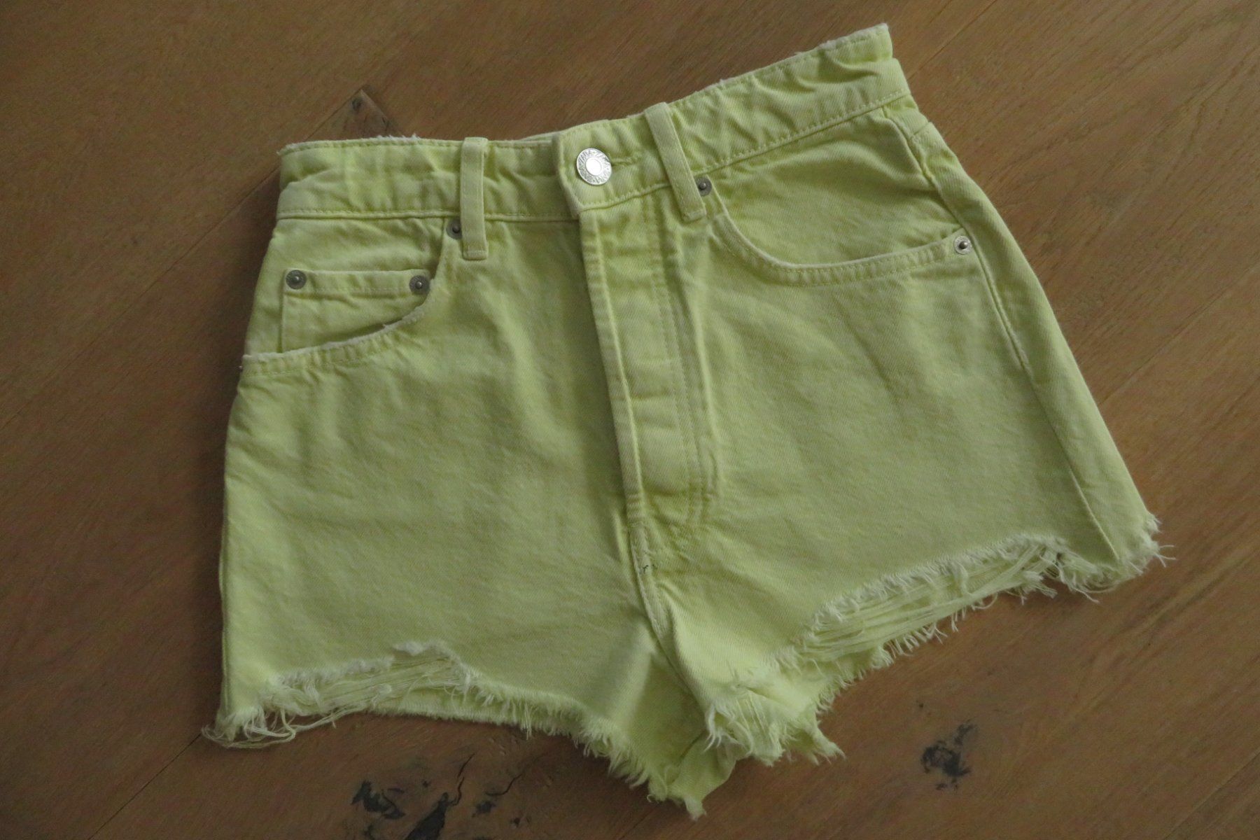 Zara Hosen: ZARA  Jeanshorts  Grösse 34 – Neu (gemäss Beschreibung) aus Wil ZH von Tamagy