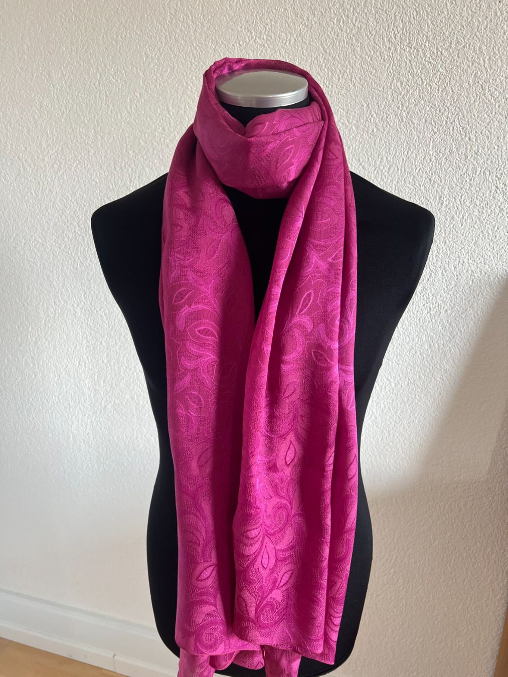 Colora Foulards, Tücher & Schals: Colora Schal, 68% Seide, Dunkelpink, NEU – Neu und originalverpackt aus Worb von farben20zauber 1