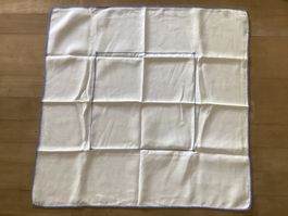 Weisses Leinen-Tischtuch mit blauer Stickerei Vintage