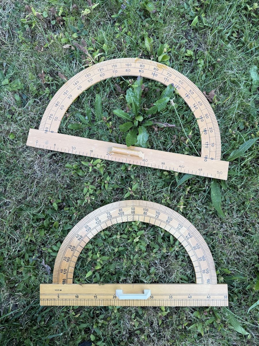 Sonstiges Schreiben & Zeichnen: Lot de 2 rapporteurs d'angles en bois – Gebraucht aus Fribourg von Ardoffel