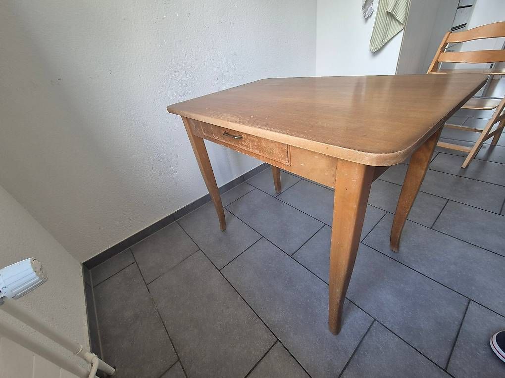 Tische: Kleiner Bastel- oder Arbeitstisch aus Holz – Gebraucht aus Niedergösgen von Perunasalaatti 1