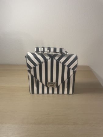 Handtasche aus Kunstleder mit Streifen von Zara.
