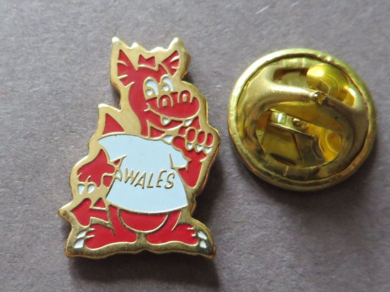 Placchette & Badge: PIN, LÄNDER WALES KLEINER DRACHEN – Usato da Neuhausen venduto da luckimucki
