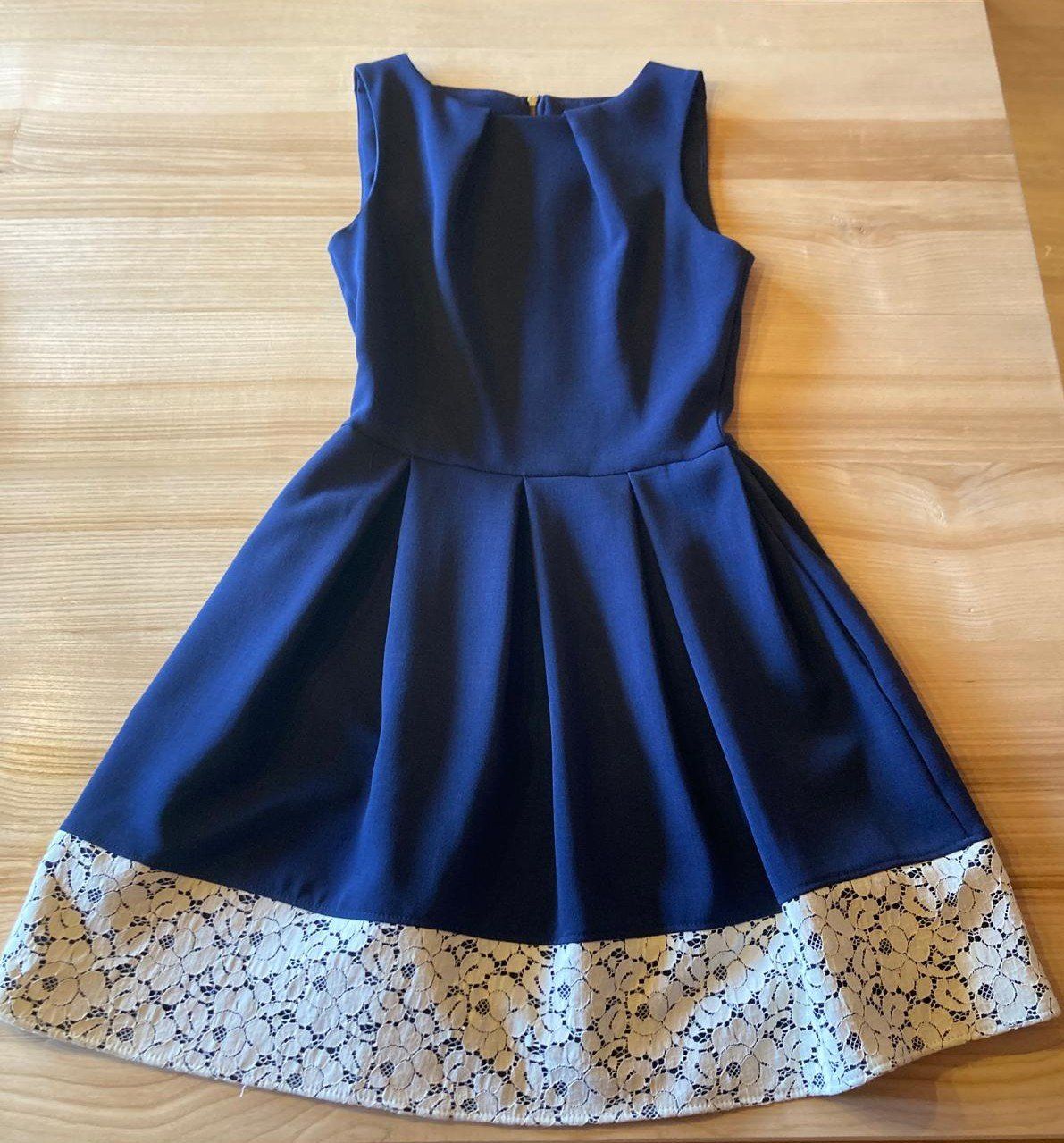 Vestiti: Kleid in Navyblau mit Spitzenbesatz – Usato da Gossau SG venduto da cor_22zp
