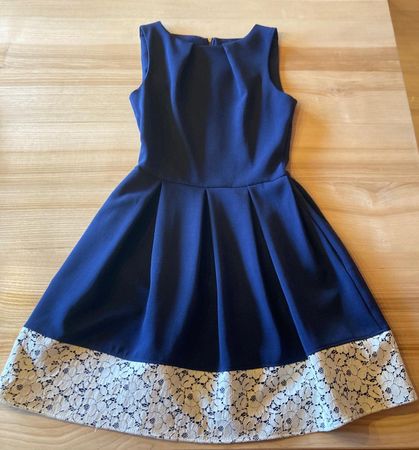 Kleid in Navyblau mit Spitzenbesatz