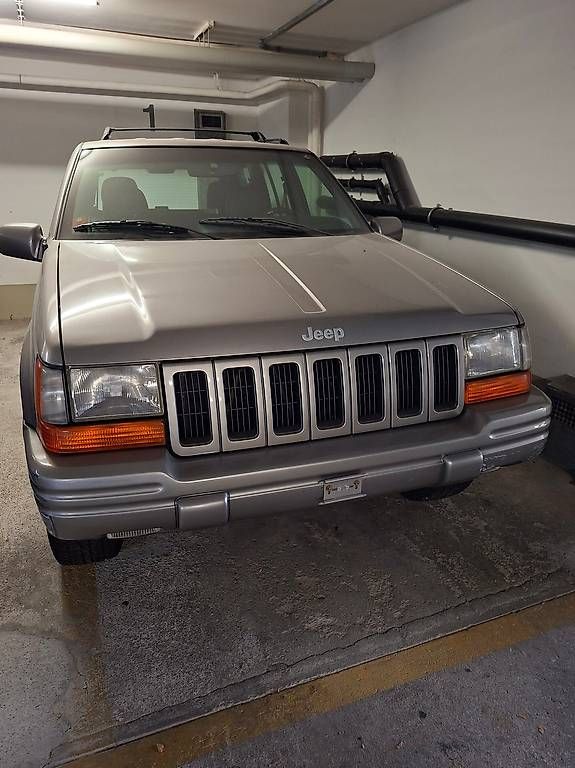 Automobili: Jeep GrandCherokee  5.2 – Usato da Riehen venduto da Pupujussi