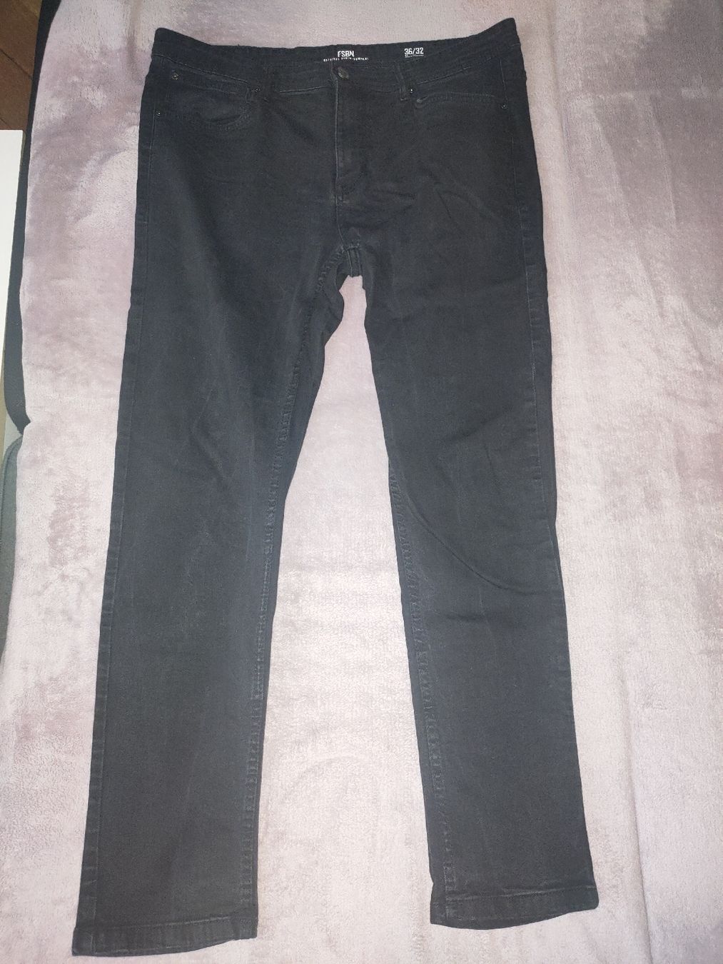 Jeans: Jean noir homme, taille 36/32 – Nuovo (secondo la descrizione) da Lausanne venduto da Cassandra11