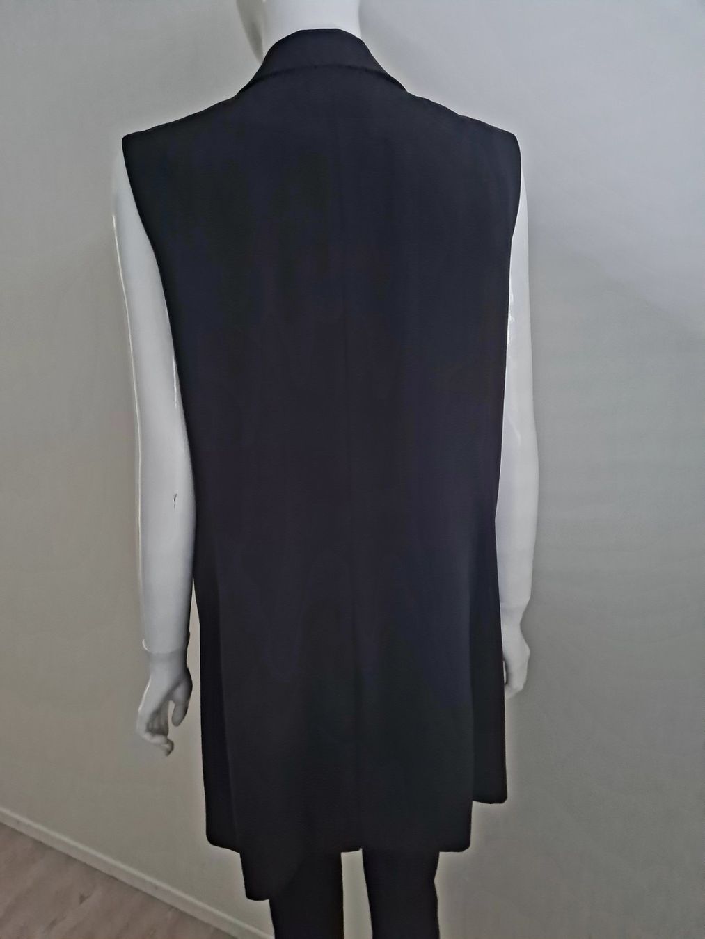 Gilets & Westen: Schwarze Weste Gr. 42, elegant & modern geschnitten – Gebraucht aus Schaffhausen von Catboot01 4