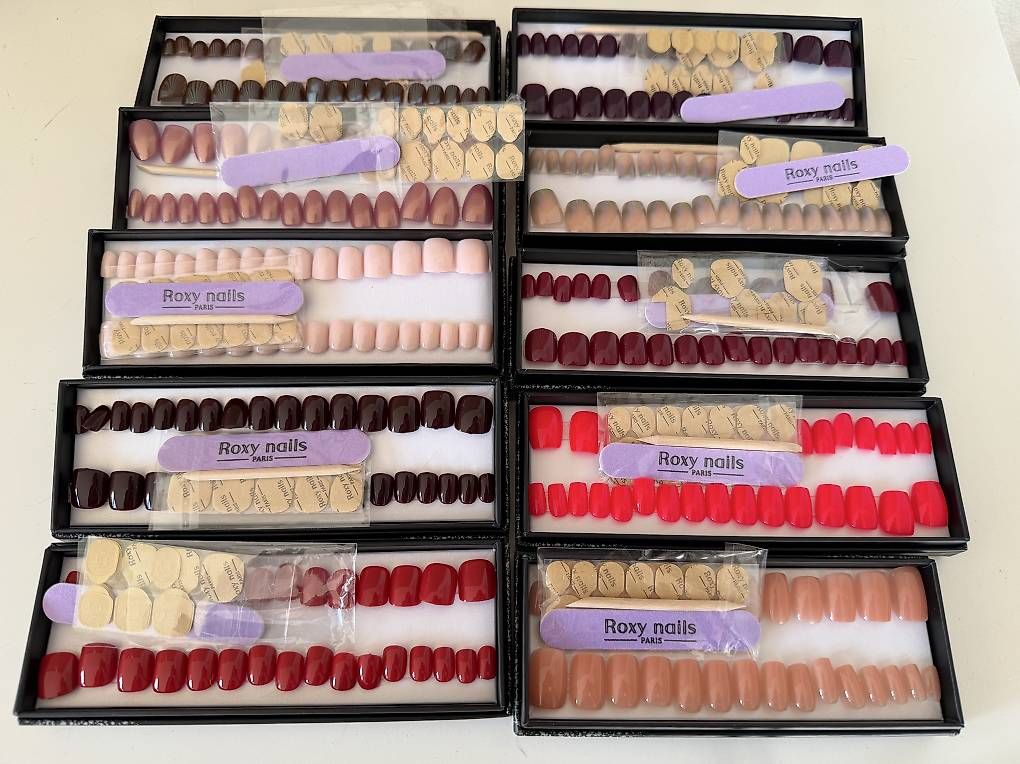 Unghie finte: 10 boites de Roxy Nails - Paris.  – Usato da Lausanne venduto da vir_vs2s