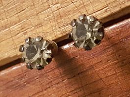Ohrstecker silberfarben, kronen gefasster facettierter Stein