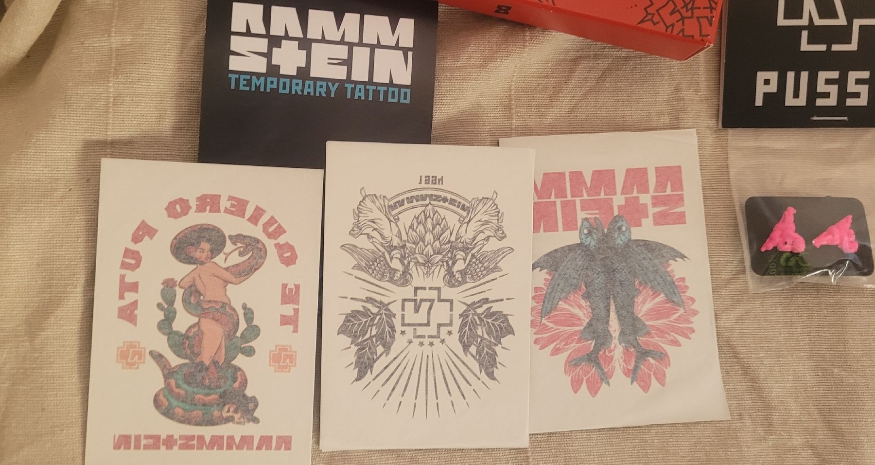 Orecchini pendenti & Orecchini a lobo: Rammstein - Set de goodies exclusif - Édition Limitée ! – Nuovo e nell'imballaggio originale da Vevey venduto da lba_dd82 1
