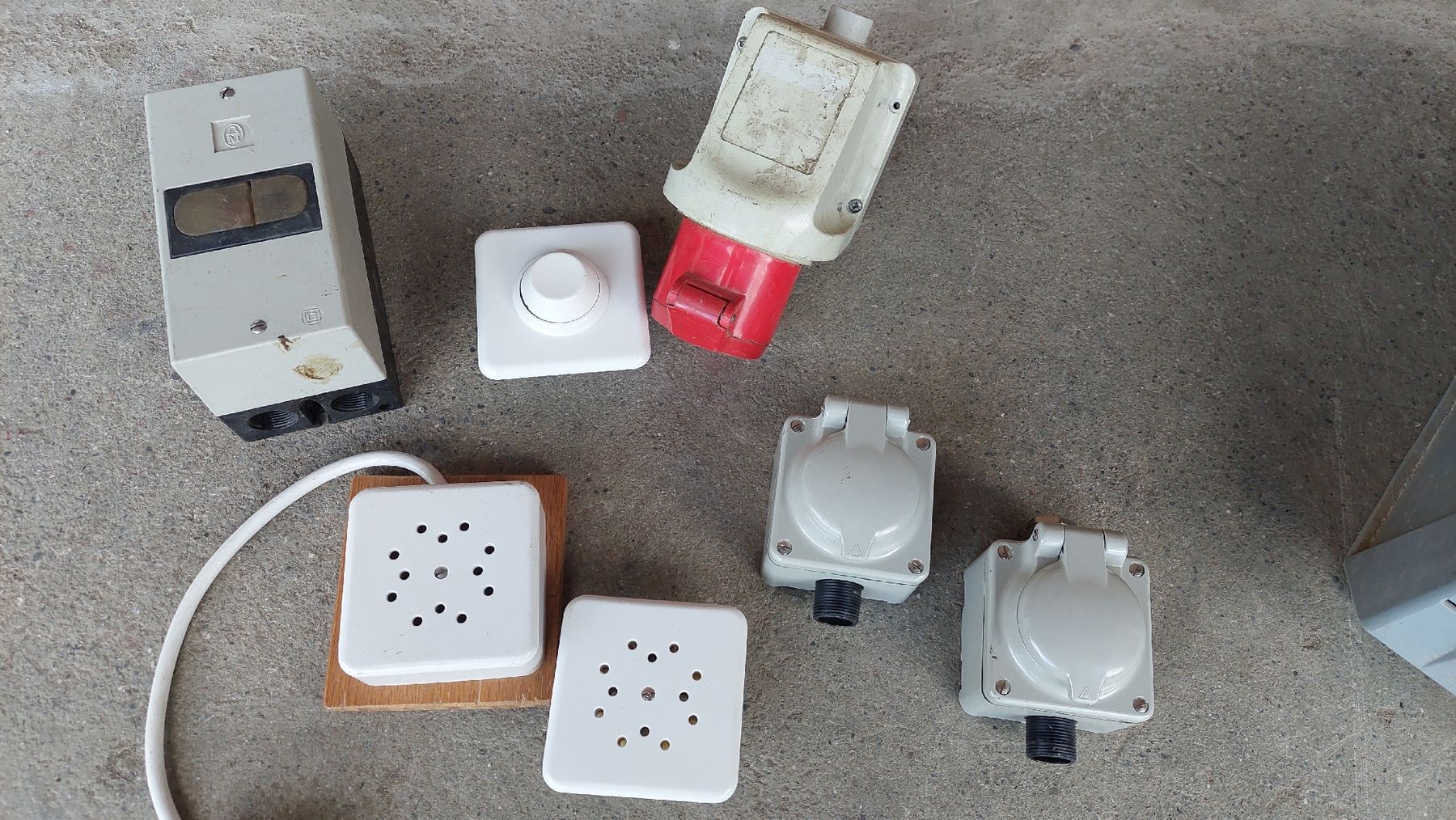 Stecker: Verschiedene Schalter und Steckdose – Gebraucht aus Niederuzwil von Dakitiki