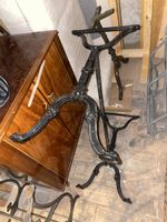 Gusseisenbeine für kleinen Tisch
