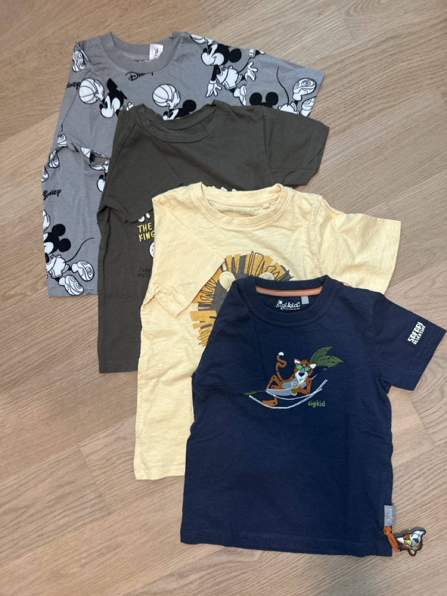 Lotti & Set di vestiti: Kinder T-Shirts 4er Pack 104 Sommer – Usato da Uitikon Waldegg venduto da PBrosi
