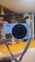 Nikon 1 Kamera mit Zubehör, weiss, guter Zustand