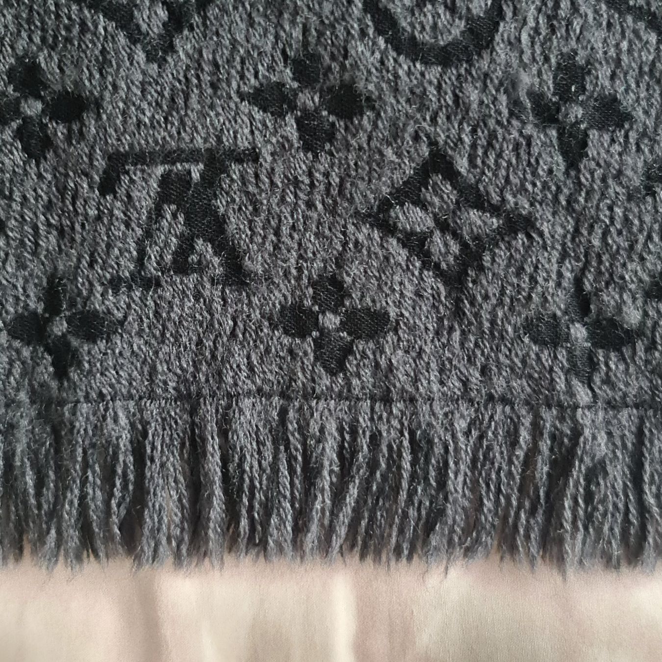 Louis Vuitton Foulards, Tücher & Schals: Écharpe Monogram Classic - Louis Vuitton – Gebraucht aus Renens VD von del_t2kx 3