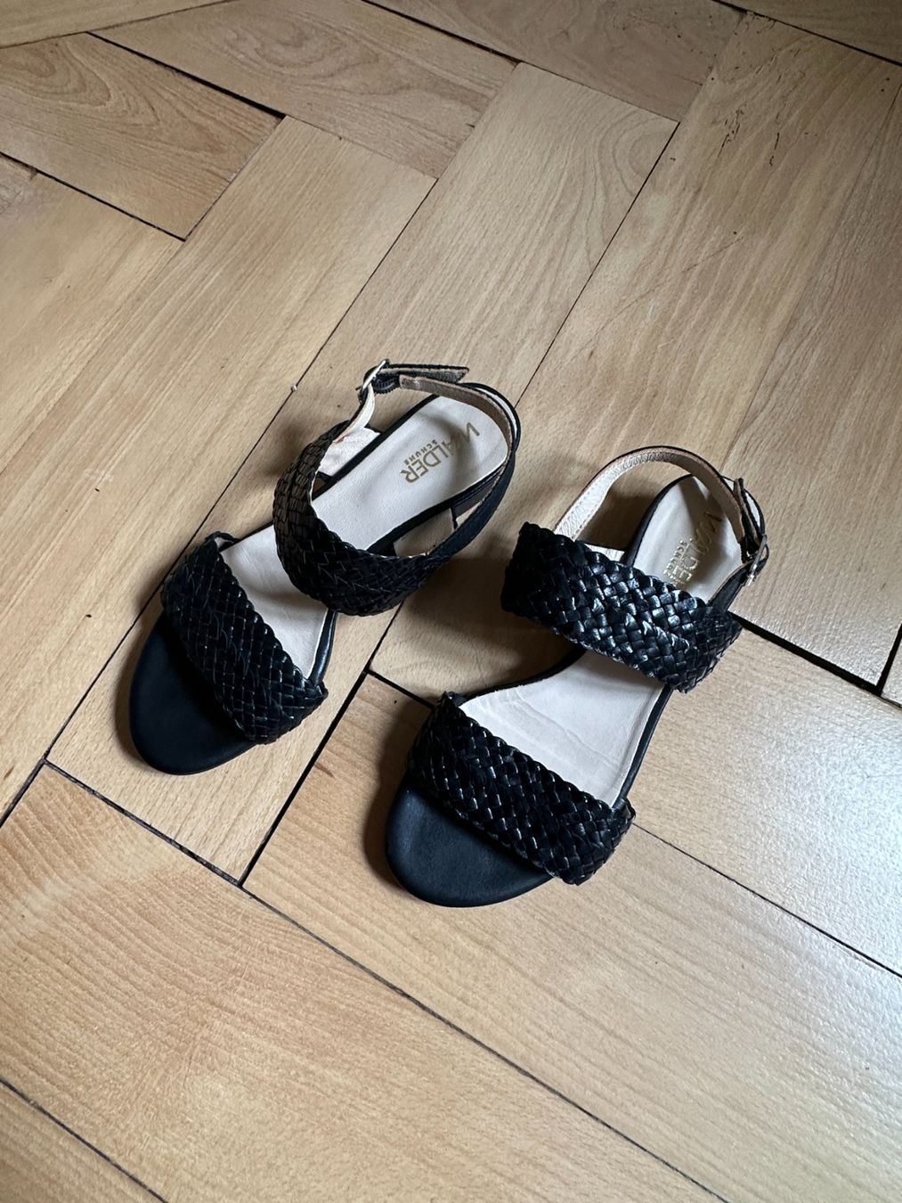 Walder Scarpe da donna: WALDER - Leder Sandale schwarz geflochten 37 – Usato da Zürich venduto da Diazaio