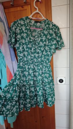 Sommerliches Kleid mit Blumenmuster, Grösse 38, neu!