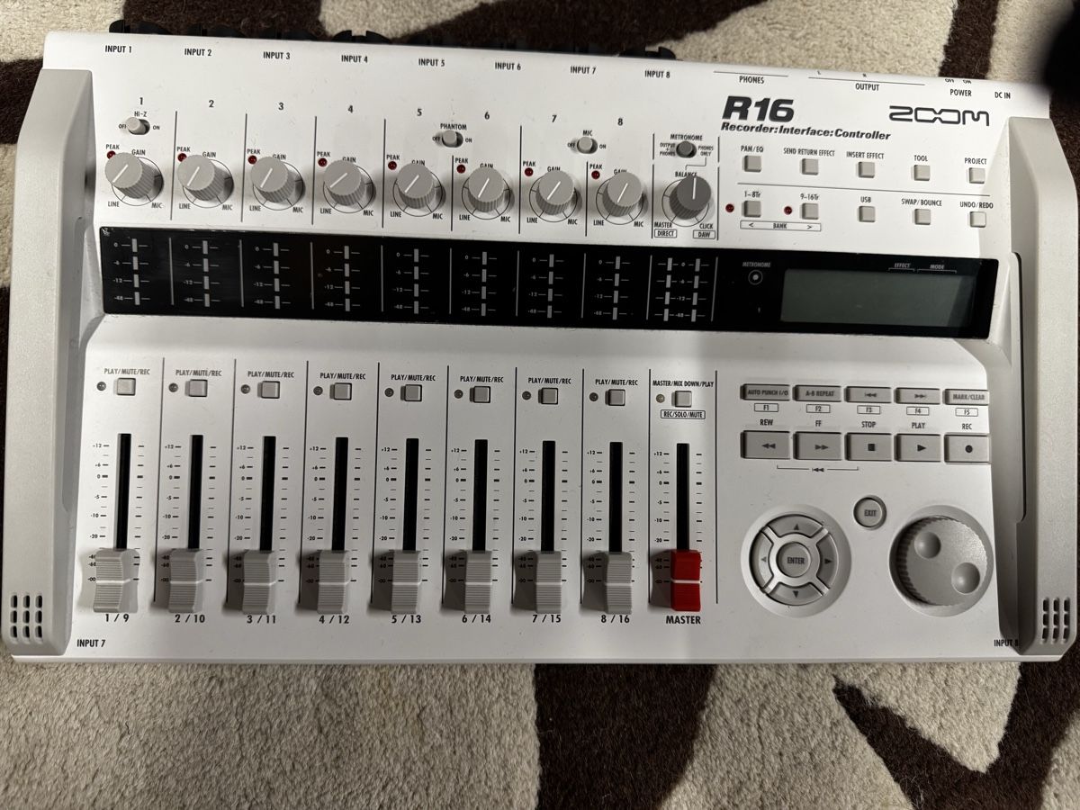 Zoom Enregistreurs: ZOOM R16 Recorder Interface – D'occasion à Ebikon par lord_mordoc