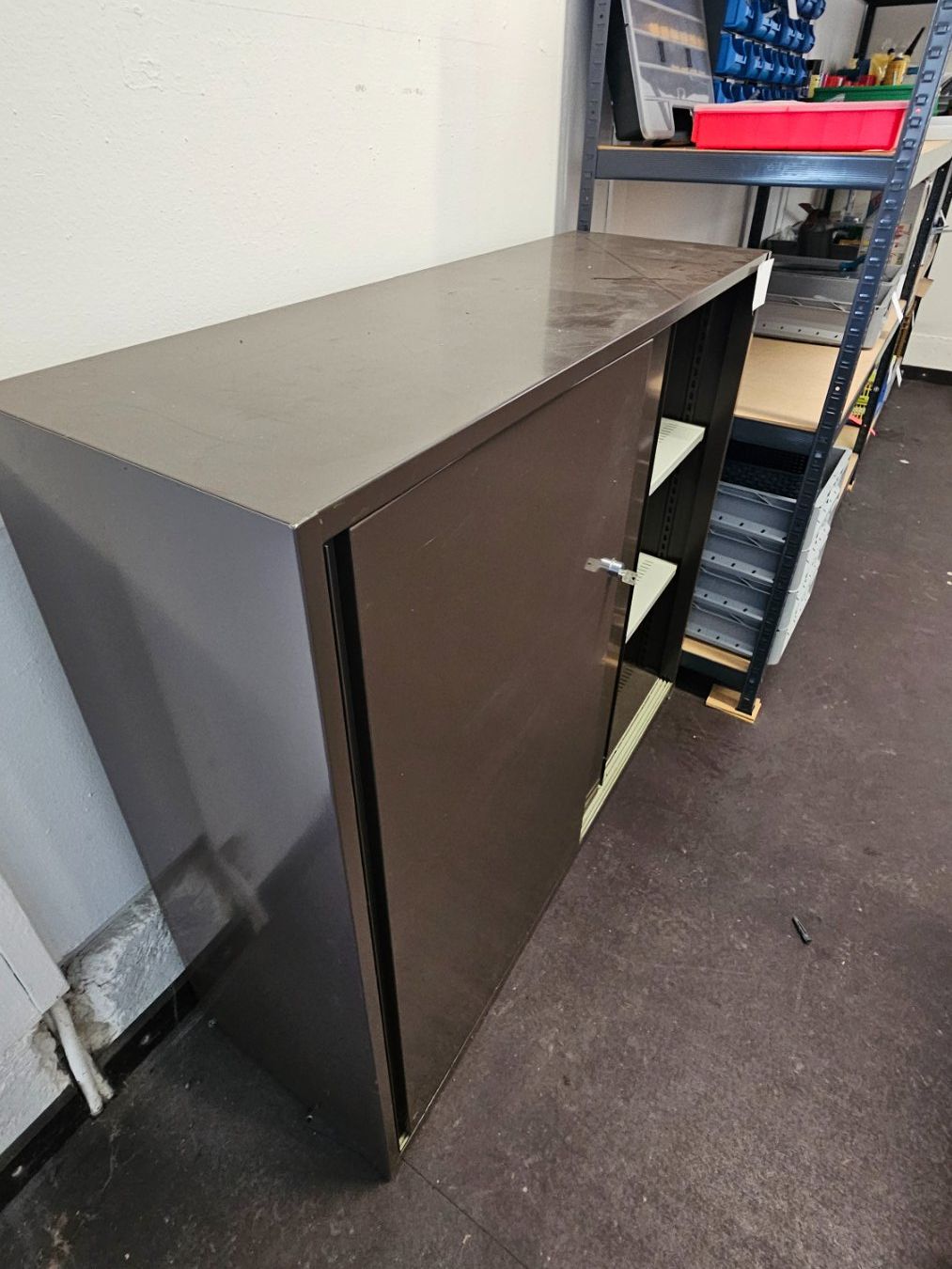 Armadi: Metall-Schiebetürschrank – Usato da Diessenhofen venduto da Osio 1
