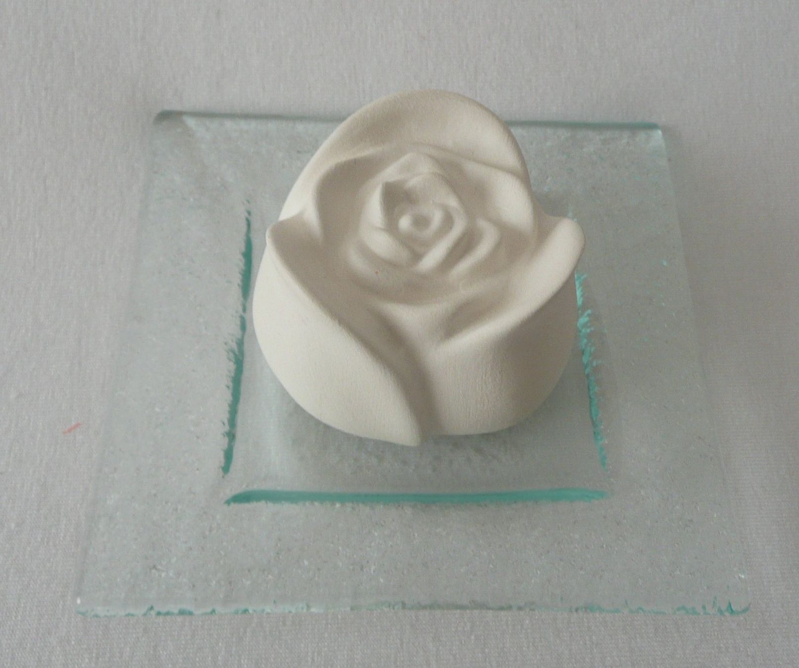 Diffusori di oli essenziali: Duftkeramik - Rosenblüte mit Glasuntersetzer – Nuovo e nell'imballaggio originale da Mauren venduto da Yeelen