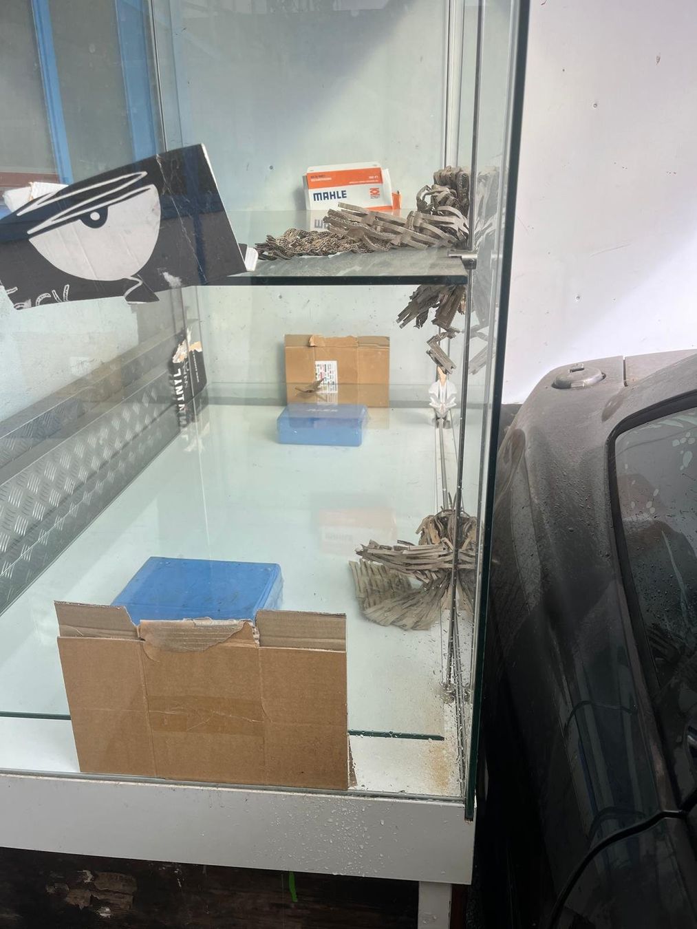 Vetrine: Grosse Vitrine gebraucht – Usato da Zürich-Schwamendingen venduto da Josts_ToeffladeAG 1