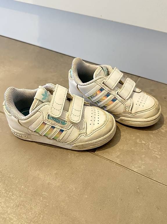 Adidas Scarpe per ragazzi: Adidas blanches à scratchs avec détails irisés - 21 – Usato da Montpreveyres venduto da Donlaeti25