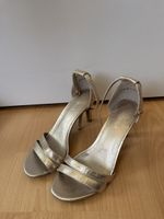 Goldene Sandaletten für Sommerpartys