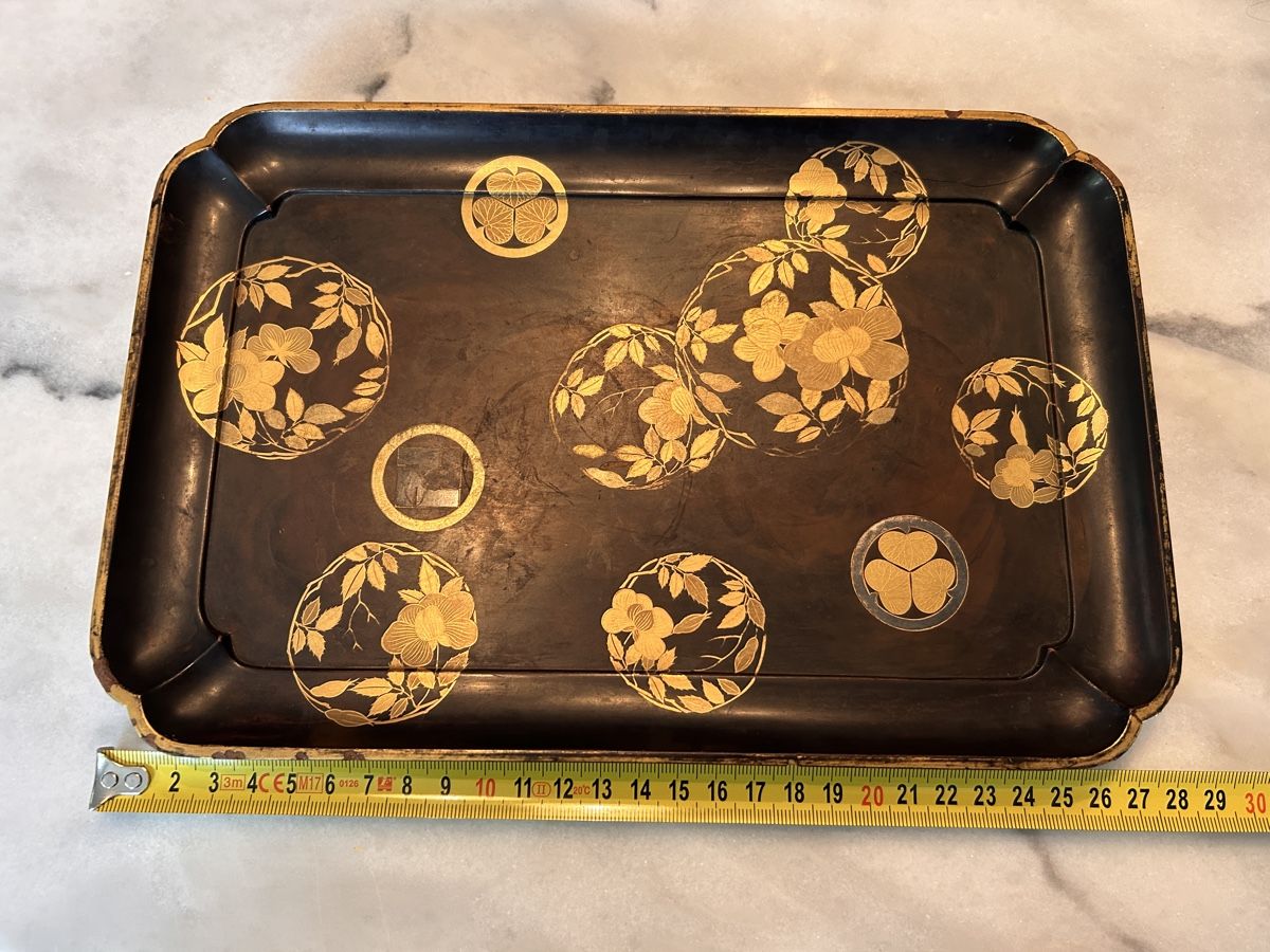 Piatti di portata: Antiker japanischer Lack Chrysantheme Maki-e Tablett Edo Bak – Usato da Aarburg venduto da Schatzaffe