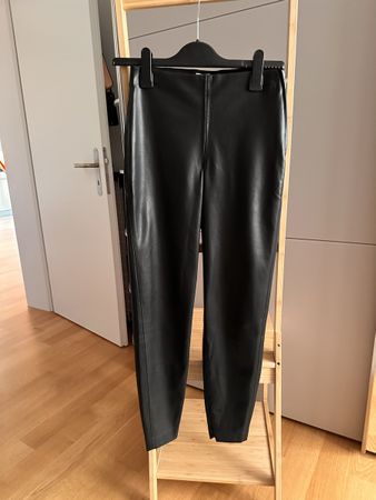 Schicke Kunstlederhose, schwarz, Gr. 34